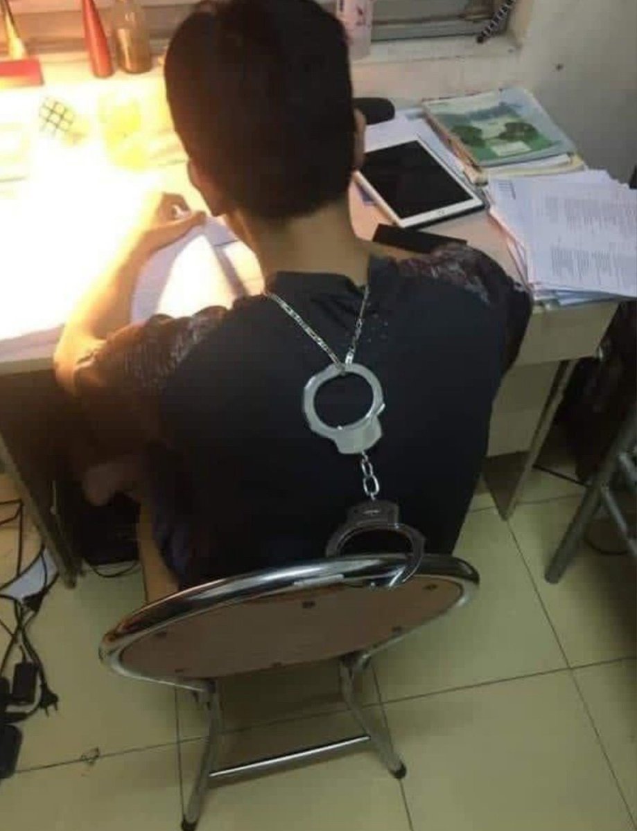Obvv10us's tweet photo. No arm rest #Agenda https://t.co/RH5H6zDSQw
