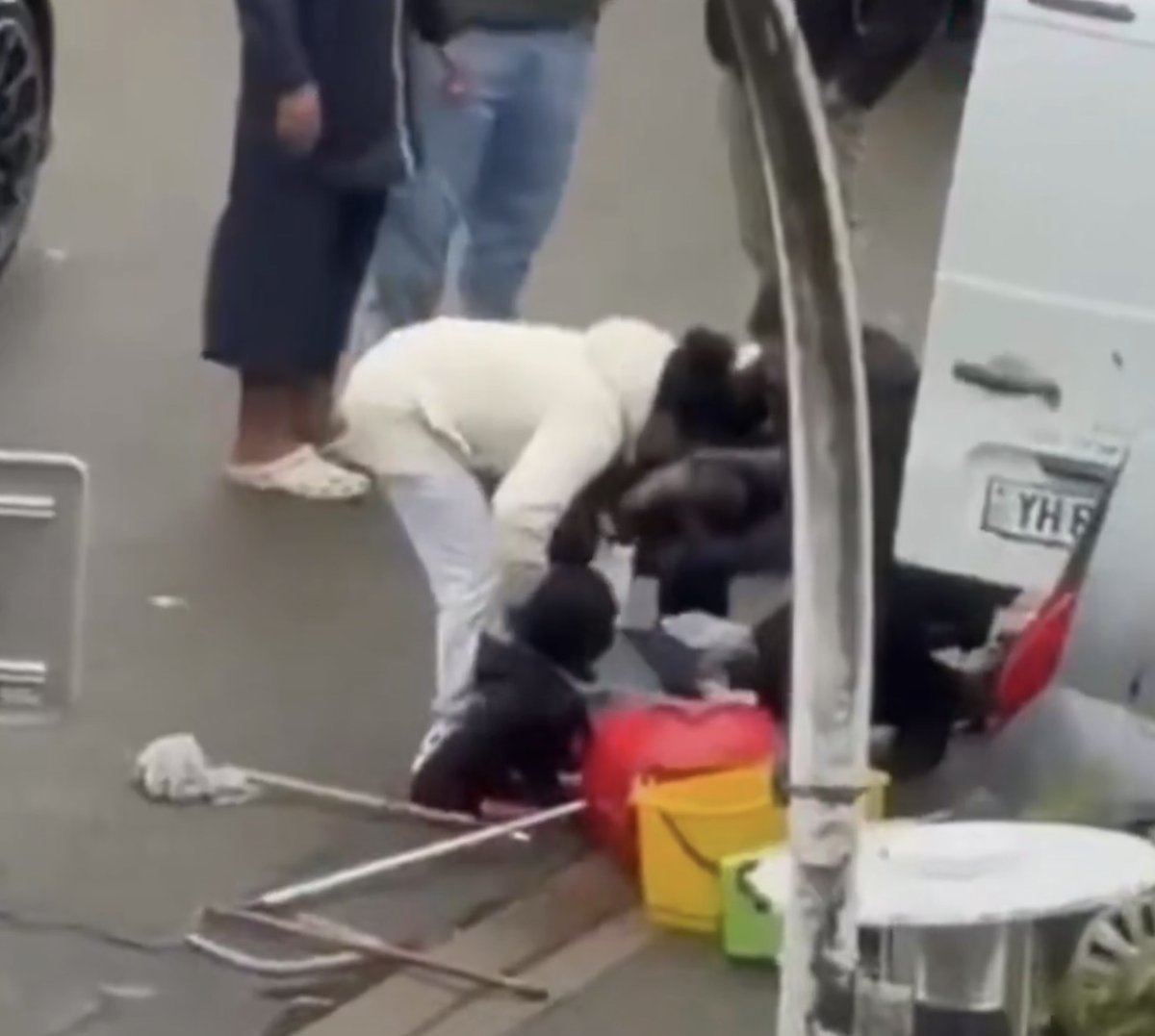 CerfiaFR's tweet photo. 🚨🇫🇷 Ce que l’on sait sur les événements de Trappes et La Verrière : 

- Kévin T., 39 ans, a fait feu à bord de sa voiture à Trappes, tuant un homme de 26 ans d’origine africaine. Il a été interpellé.
- L’assaillant visait des personnes de couleur, selon le maire
- Plusieurs personnes ont également été blessées autour d’un jardin d’enfants, dont une fillette de 12 ans. Deux des blessés ont 29 et 49 ans
- Une arme de guerre a été utilisée
- Le parquet national antiterroriste s’est saisi de l’enquête
- Le ministre de l’Intérieur se rend sur place