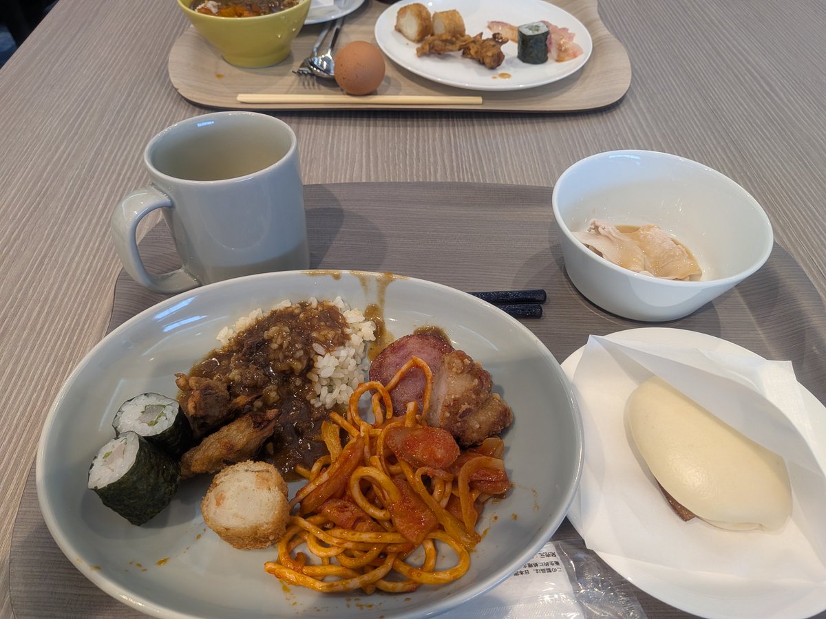 Dragon1207Usagi's tweet photo. スタジアムシティホテル長崎の朝ごはん。第一弾はオリジナルトルコライス風と角煮まんじゅうと豚しゃぶと白身魚巻とハトシ。第二弾五島うどんと皿うどん。第三弾寒ざらしとびわとカステラ。長崎三昧の朝ごはん😋ハトシはちゃんと海老の風味があって美味しかった😊 https://t.co/kbPPe8LYX2