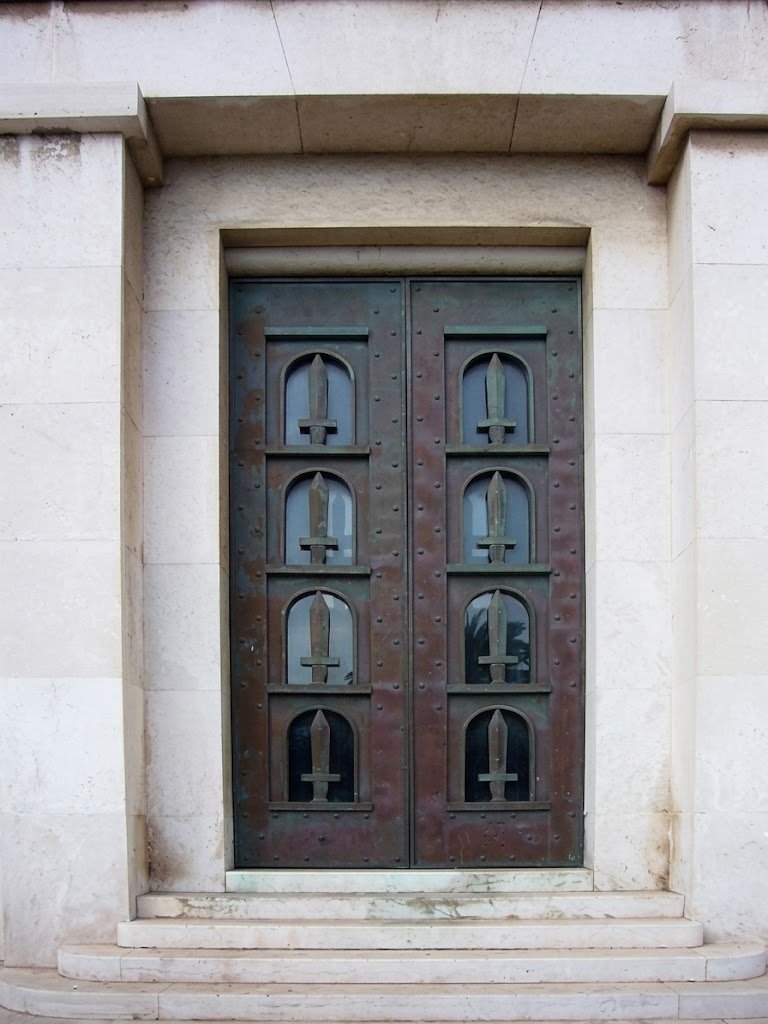 TheOneFutureOrg's tweet photo. The heavy bronze entrance door of the 1937 Casa del Fascio in Taranto, designed by Cesare Bazzani. It features eight recessed arched panels containing relief daggers. https://t.co/IosUCYtURK