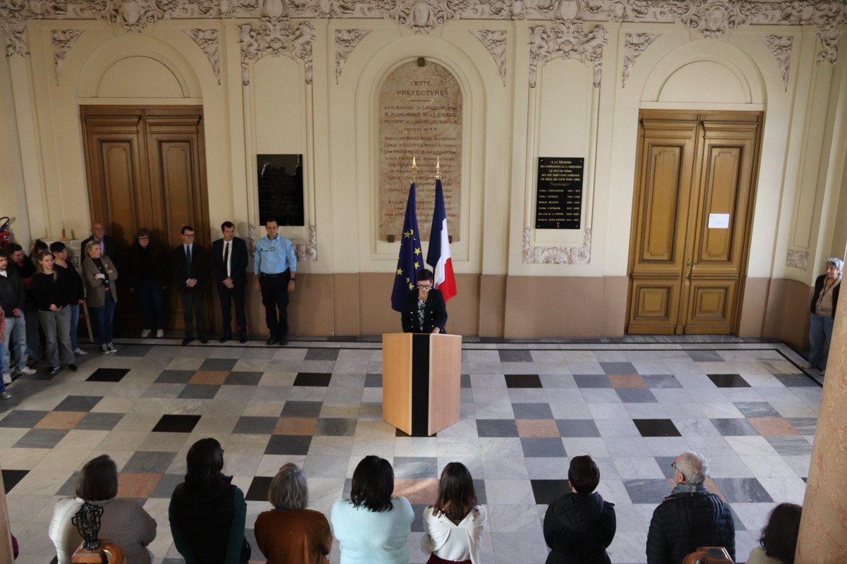 Prefet63's tweet photo. Ce jour, Anne Frackowiak-Jacobs, préfète du Puy-de-Dôme, a présidé l’hommage rendu en presence des agents de la préfecture au gardien de la paix Mathieu MORAT, affecté à la circonscription de police nationale de Nantes, décédé le 17 octobre dernier sur le périphérique nantais, au cours d'une intervention de police.
Nos pensées vont à sa familles et à ses proches.