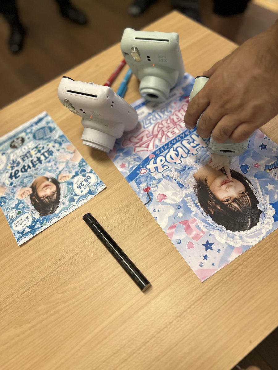 nijimurayumi710's tweet photo. 今日の私いつもと違うところに気づいた？

あと監督さんが小道具で使うアイドルのポスターを急遽作ってくれてた🩵

撮影とっても楽しかった！ https://t.co/56qMHavSaC