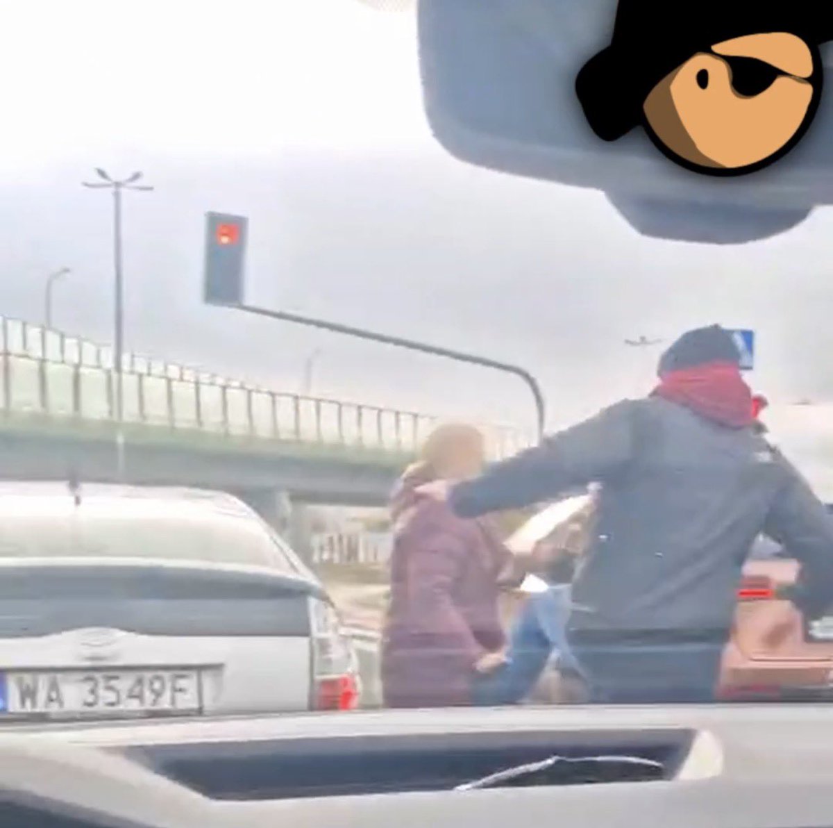 Stop_Cham_W_wa's tweet photo. Dzień 8. przypominania o tym, że kierowca Porsche kopał i bił 66 letnią kobietę i jej męża, a także 75 letniego Pana Witolda, który stanął w ich obronie, a Policja najpierw nie chciała zająć się sprawą, a teraz nie jest w stanie go znaleźć, mimo że od kilku dni zna jego tożsamość. Żądamy listu gończego za sprawcą!

@Policja_KRPII @Prok_Okreg_Wawa @Policja_KSP @Prok_Regio_Waw @PolskaPolicja @PK_GOV_PL @MKierwinski @w_zurek @czeslawmroczek @ArkadiuszMyrcha @MSWiA_GOV_PL @MS_GOV_PL @K_Galecka @MecPASkiba