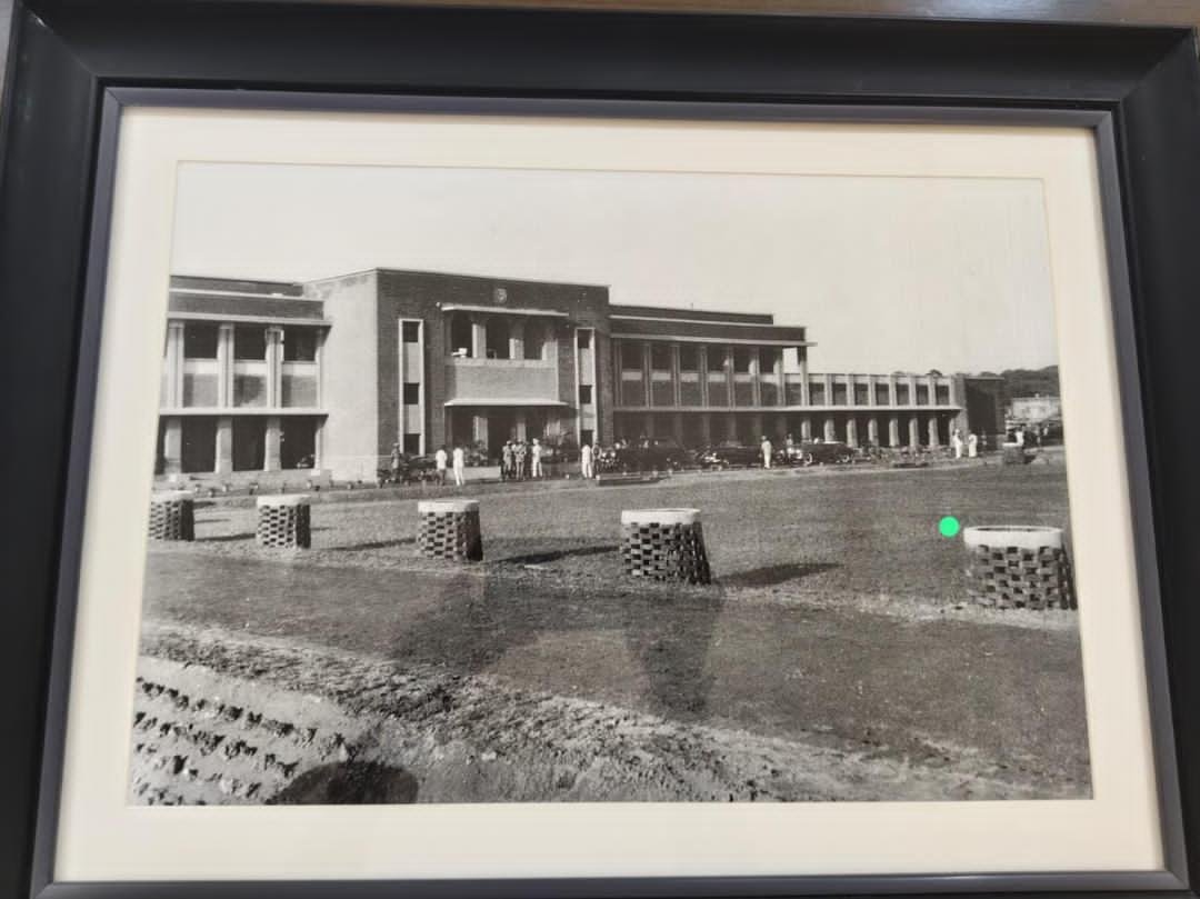 hrcduofficial's tweet photo. Have you ever wondered what life at Hansraj looked like in the '50s and '60s? 👀
The same campus, a different era. Different faces, timeless memories.
Here's a glimpse into Hansraj's past. ❤️
Let's travel back in time! 🕰️❤️
#HansrajCollege #BackInTime #CollegeMemories https://t.co/cUoonA9od2