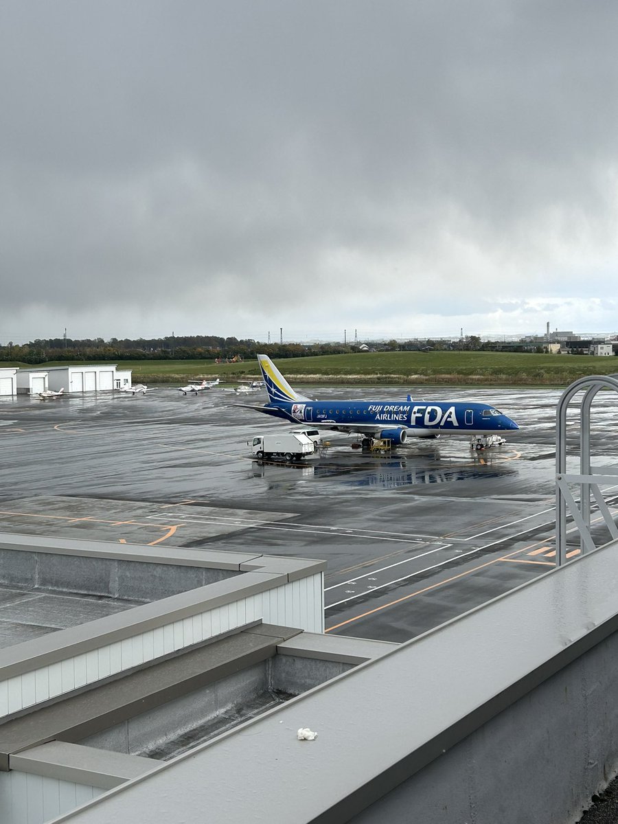 ogawaazusa416's tweet photo. 羽田空港対策特別委員会の視察で、21日は #新千歳空港 で国際線の取組について伺い､施設内を見学させていただきました｡
22日は #札幌丘珠空港 で利用者が激増するなかでの､対策と今後についてお話しを伺い､空港内をご案内いただきました。

新千歳空港で国際線エリアに入ったのも､丘珠空港に行ったのも初めてでした。

お忙しいなかご対応いただきました空港関係と行政の担当の方々に厚く御礼申し上げます｡

報告は区のホームページに12月頃掲載される予定ですので､よろしくお願いいたします｡