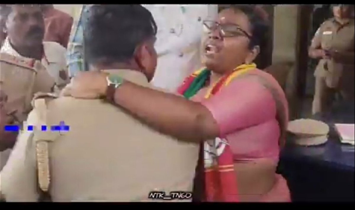 LlbKarthikeyan's tweet photo. @ganesan_kirubaa @TVKVijayHQ இந்த நாதாரி தனமும் 
அப்பாவி இசைப்பிரியாவும் ஒன்றா 😡
அசிங்கமா பேசக்கூடாது என்று பார்க்க வேண்டி உள்ளது🤮
ஒளிந்திருந்து வாழ்கிற வழியை 
பார்க்கவும் 
கைக்கூலி கருணாவின் வாரிசுகளே 🤮 https://t.co/mnT6lQCuak
