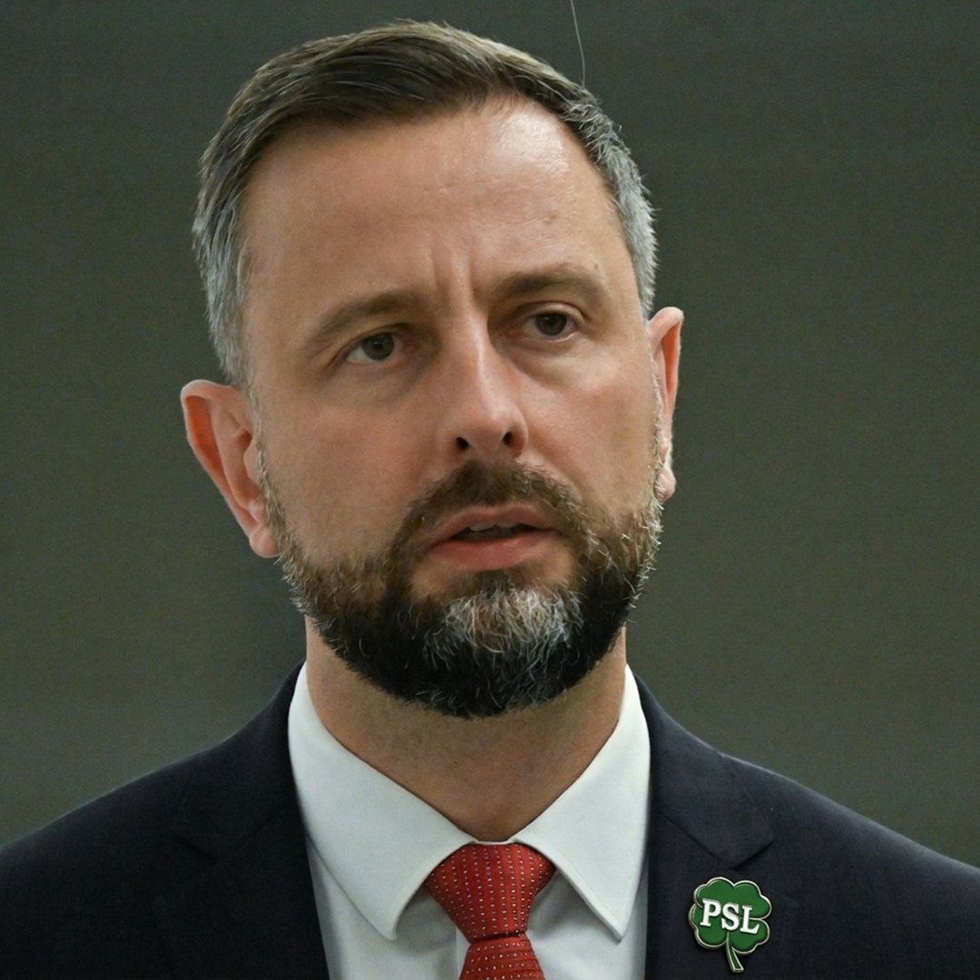 EwaZajaczkowska's tweet photo. Przyjrzyjcie się dobrze❗ Oto szef partii, która się sprzedała i pomogła przegłosować ustawy o aborcji, w zamian za zniesienie dwukadencyjności w samorządach❗🤢
Czyli przehandlowali ochronę życia niewinnych i bezbronnych, żeby mocniej przyspawać się do stołków.
I wiecie co? Ich projekt ustawy w sprawie zniesienia dwukadencyjności w samorządach UPADŁ w Sejmie, bo zabrakło im trzech głosów! 😆
Upodlili się na oczach całej Polski, a swoje i tak przegrali, bo niektórzy posłowie KO i Lewicy ich ostatecznie zlekceważyli. Trudno powiedzieć, że cnotę stracili, a rubelka i tak nie zarobili, bo przecież obok cnoty to oni nawet nie stali.
Czy można być w polityce bardziej obrzydliwym i nikczemnym?
Nie wiem jak można zgodzić się na zabijanie dzieci nienarodzonych, żeby tylko utuczone do granic możliwości świnie z partii mogły nażreć się przy samorządowych korytach jeszcze bardziej. Zero moralności, zero człowieczeństwa, tylko stanowiska i mamona dla swoich. Gardzę wami Kosiniaki, Motyki, Paszyki i inne pozbawione hamulców koryciarze.
Teraz wiecie dlaczego PSL nazywam jedną z największych patologii III RP. Rządzą państwem najdłużej ze wszystkich partii (łącznie już niemal 15 lat!), doją nasze państwo wciskając swoich działaczy, rodziny i znajomych, gdzie się tylko da, a na koniec udają, że co złego to nie oni.
Choroba wyjątkowo przewlekła, z której musimy wyleczyć Polskę! 🇵🇱