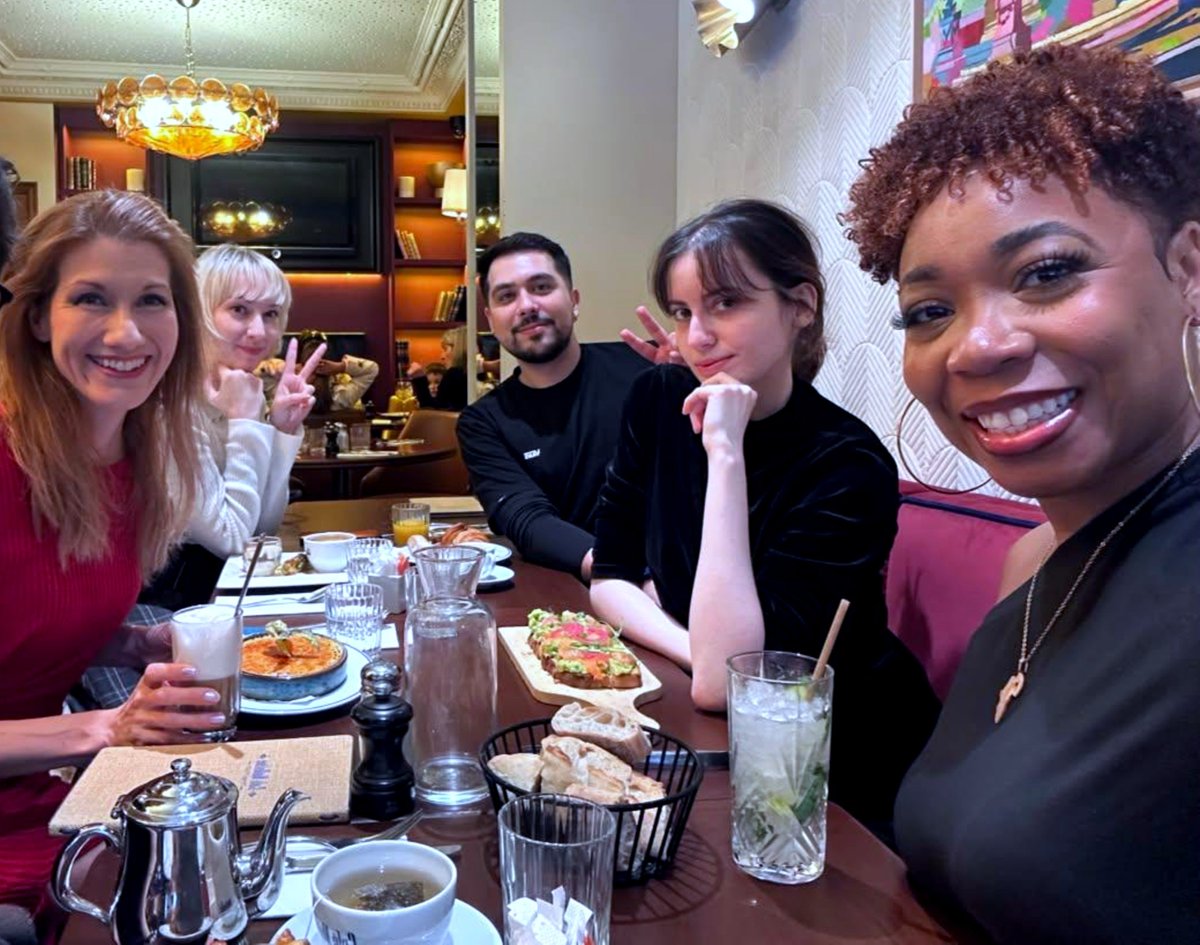 PernelleMusic's tweet photo. Spent a nice holiday week in Paris with my friends. 
NieR concert, jazz clubs jam, Paris Games Week opening night...

And most importantly, révolution. 🇫🇷🙌 https://t.co/rAPfw5LanM