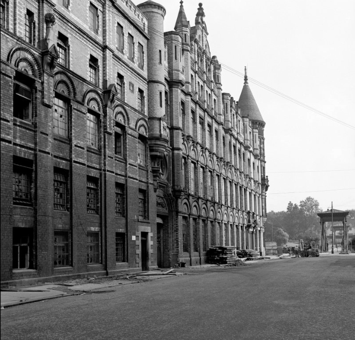 oakroyd's tweet photo. Not the Cinderella Palace at Disneyworld but the UCBS Bakery, McNeil St, Gorbals, #Glasgow 1963.
(HES) https://t.co/ApNqnxtXEc
