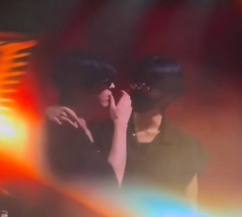 scarronherface's tweet photo. RANGKULAN HINGGA CIUMAN?! AKTOR QIU DINGJIE DAN IDOL HUANG XING DIDUGA PACARAN! TERTANGKAP KAMERA BERMESRAAN DI TEMPAT UMUM!! 🔥

Salah satu foto juga memperlihatkan momen intim ketika keduanya saling mendekat, memicu dugaan bahwa mereka sempat berbagi ciuman mesra 🤯 https://t.co/LIg0i1xgPL