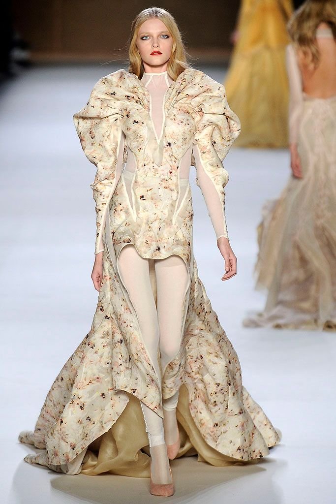 modescript's tweet photo. I've always loved Olivier Theyskens's Nina Ricci S/S 2009. It rarely gets the love his other collections do, but there's something deliciously sinister about its glamor. Delicate florals, floating trains, gothic styling. https://t.co/AKh6ZLVTY9