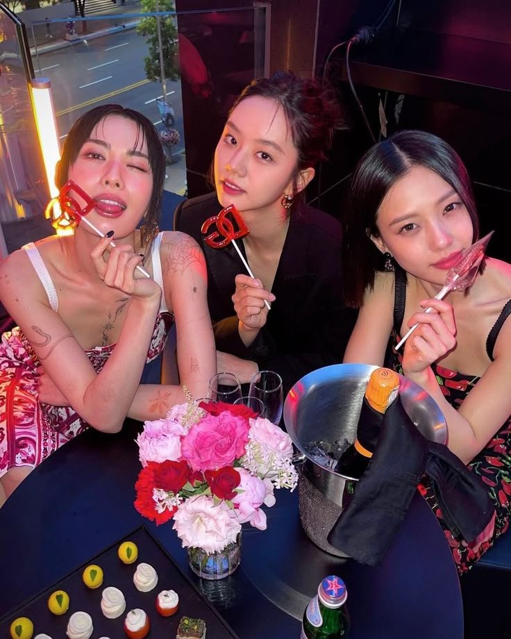 minsiyy's tweet photo. With my unnies ❤️ https://t.co/TI6VBDgRFh