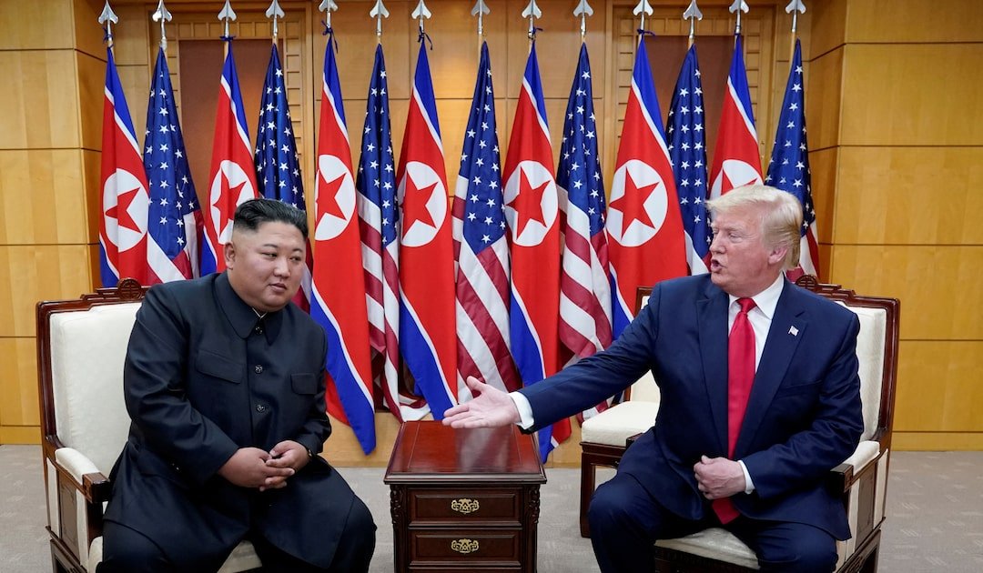 RadekPyffel's tweet photo. Trump chce ponownie spotkać się z Kim Dzong Unem, ale Korea Północna nie odpowiada na amerykańskie propozycje.

Według 5 informatorów (niechętnemu Trumpowi) Reutersa szanse na spotkanie przywódców USA i Korei Północnej jeszcze w tym roku maleją. 

Waszyngton liczył na rozmowy przy okazji listopadowego szczytu APEC w Chinach, jednak Pjongjang nie potwierdził zainteresowania takim rozwiązaniem.

I tu pochylmy się nad pewnym paradoksem: Trump podczas swojej pierwszej prezydentury trzykrotnie spotykał się z Kimem. 

Były historyczne fotografie, deklaracje o nowych relacjach i próby porozumienia dotyczącego północnokoreańskiego programu jądrowego.

Tyle że ostatecznie nie doprowadziło to do likwidacji północnokoreańskiego arsenału nuklearnego.

A dzisiaj sytuacja wygląda inaczej.

Korea Północna posiada coraz bardziej rozbudowane zdolności rakietowe, rozwija współpracę wojskową z Rosją i cały czas utrzymuje strategiczne znaczenie dla Chin.

Kim nie musi więc traktować dialogu z Waszyngtonem jako jedynej możliwości poprawy własnej pozycji międzynarodowej.

Co więcej, Pjongjang sygnalizował wcześniej, że ewentualne rozmowy mogą wymagać "daleko idących ustępstw, w tym dotyczących sankcji".

Czy Trump będzie gotowy zaoferować Korei Północnej korzyści gospodarcze w zamian za ograniczenie części programu nuklearnego?

A może Kim uzna, że bardziej opłaca mu się kontynuować współpracę z Moskwą (utrzymując poprawne relacje z Pekinem), zamiast podejmować kolejną próbę porozumienia z Amerykanami?

Z polskiej perspektywy (wszystkich ośrodków polityki zagranicznej) jest to istotna sprawa przede wszystkim z powodu współpracy wojskowej Rosji z Koreą Północną.

Pjongjang stał się istotnym uczestnikiem szerszego systemu wsparcia rosyjskich zdolności prowadzenia wojny przeciwko Ukrainie.

Czy ewentualne porozumienie USA z Kimem mogłoby ograniczyć tę współpracę?

Na razie nie ma nawet uzgodnionego spotkania.

I być może właśnie to najlepiej pokazuje, jak bardzo zmieniła się dziś pozycja Korei Północnej.

Jeszcze kilka lat temu samo spotkanie z amerykańskim prezydentem było dla Pjongjangu ogromnym sukcesem dyplomatycznym.

Dzisiaj Kim milczy. 

Dlaczego milczy?

Bo może (lub uważa, że może).