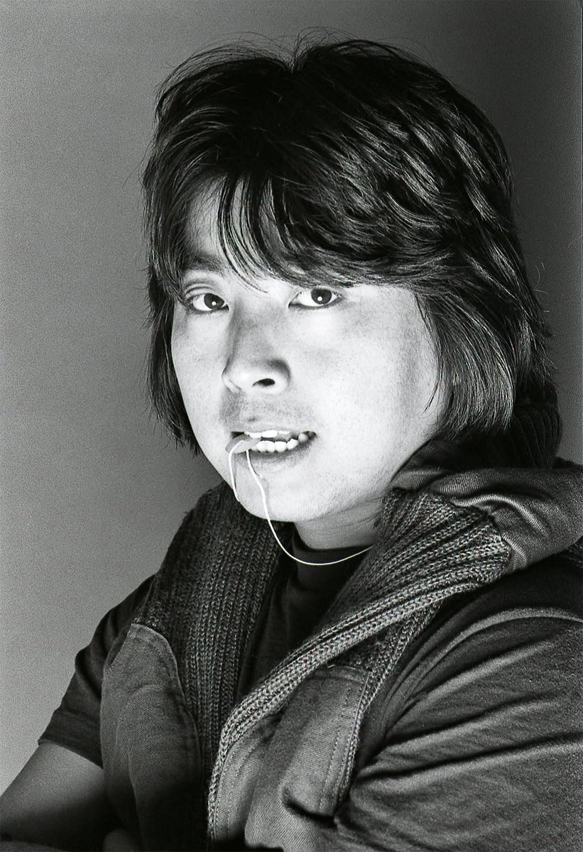 Tenmei_Kanoh's tweet photo. 村上 龍が亡くなった。。如何せん早過ぎる。
デビュー作 ＜限りなく透明に近いブルー＞ は当時文學界にしては異端感が有って、新鮮で、ちゃんと独自感を持った若い奴が出て来たな、面白くなるぞ、と思ったものだ。
後に対談や、彼が製作した映画＜トパーズ＞に出演したりとか、 https://t.co/SzPr2mIp6L