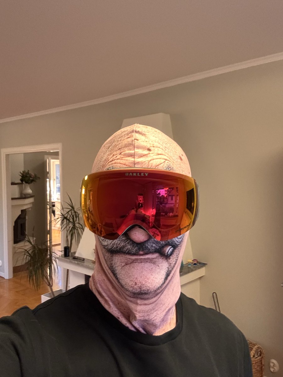 Ten_Bagger's tweet photo. @AphexTriplets @MartinAslund Tar på mig min nya skidmask och kommer ⛷️ https://t.co/tM52Zr77QS