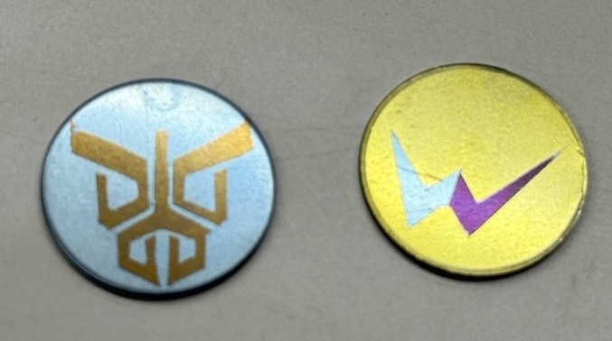 yokomitarai's tweet photo. 10/24 10:00から16:30まで。柏キャンパス一般公開、「カラーチタンメダルを作ろう」で体験イベントをやります。ガンダリウム合金でできたガンダムも展示します。メダルはガンダム好き学生さんの作品。仮面ライダーだけど。#東大柏一般公開 https://t.co/yCTd89oaDX