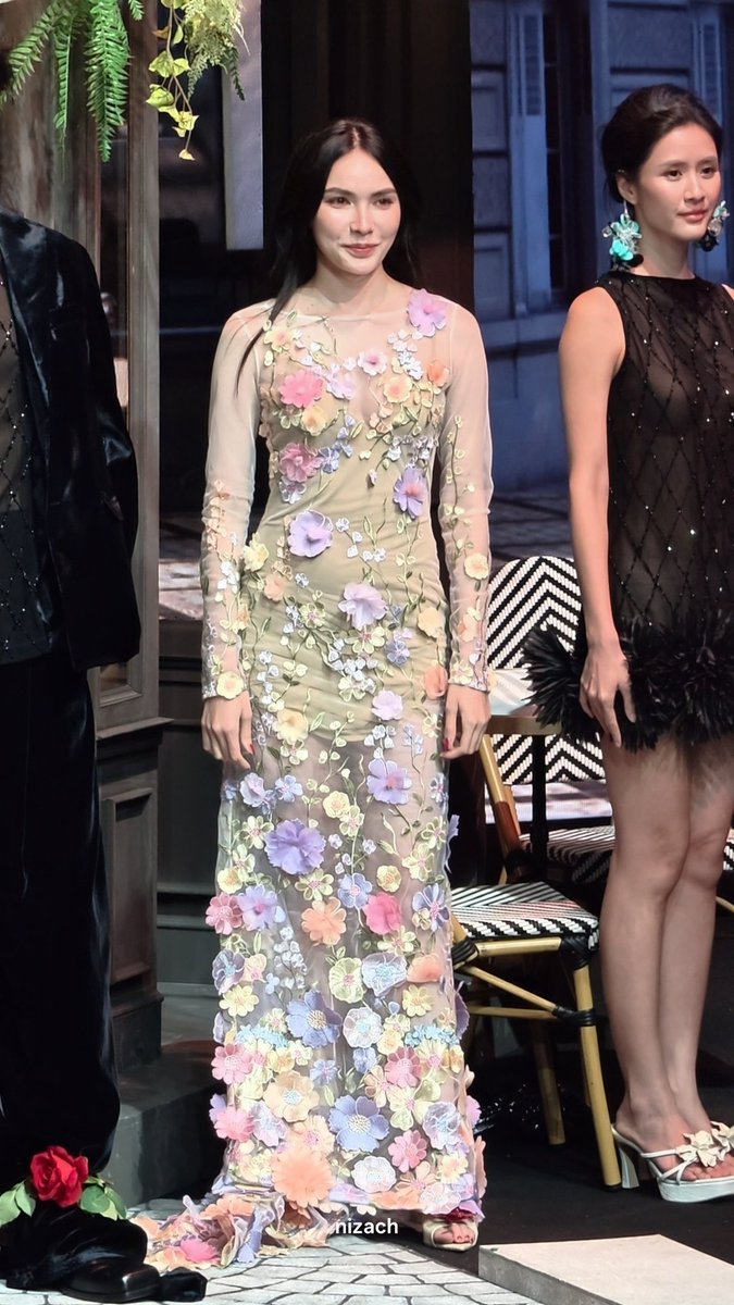 niza_channel's tweet photo. ชุดดอกไม้สวยมากๆ เร้กใส่สวยจริงๆลูก 

CL EFW2026 ICONSIAM 
#AurumBkkEFW26xCharlotte 
@itscharlotty https://t.co/lBg60Kba7U