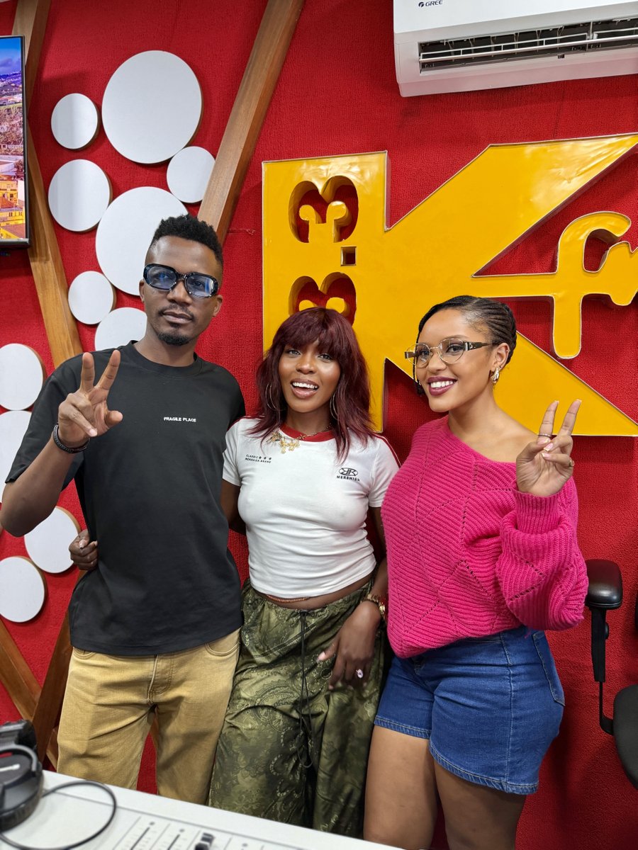 933kfm's tweet photo. Thank you @KaroleKasita, for coming through.

#DHook with Aggie Uwase &amp; @deejay_meek. https://t.co/Qt1OvipaFG