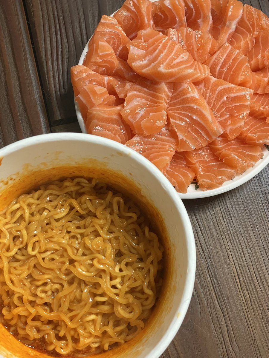 woeceow's tweet photo. 치즈넣은불닭이랑 연어!!!!!
연어욘나좋음🫰🫰🫰🫰 https://t.co/4UCCYE69UY