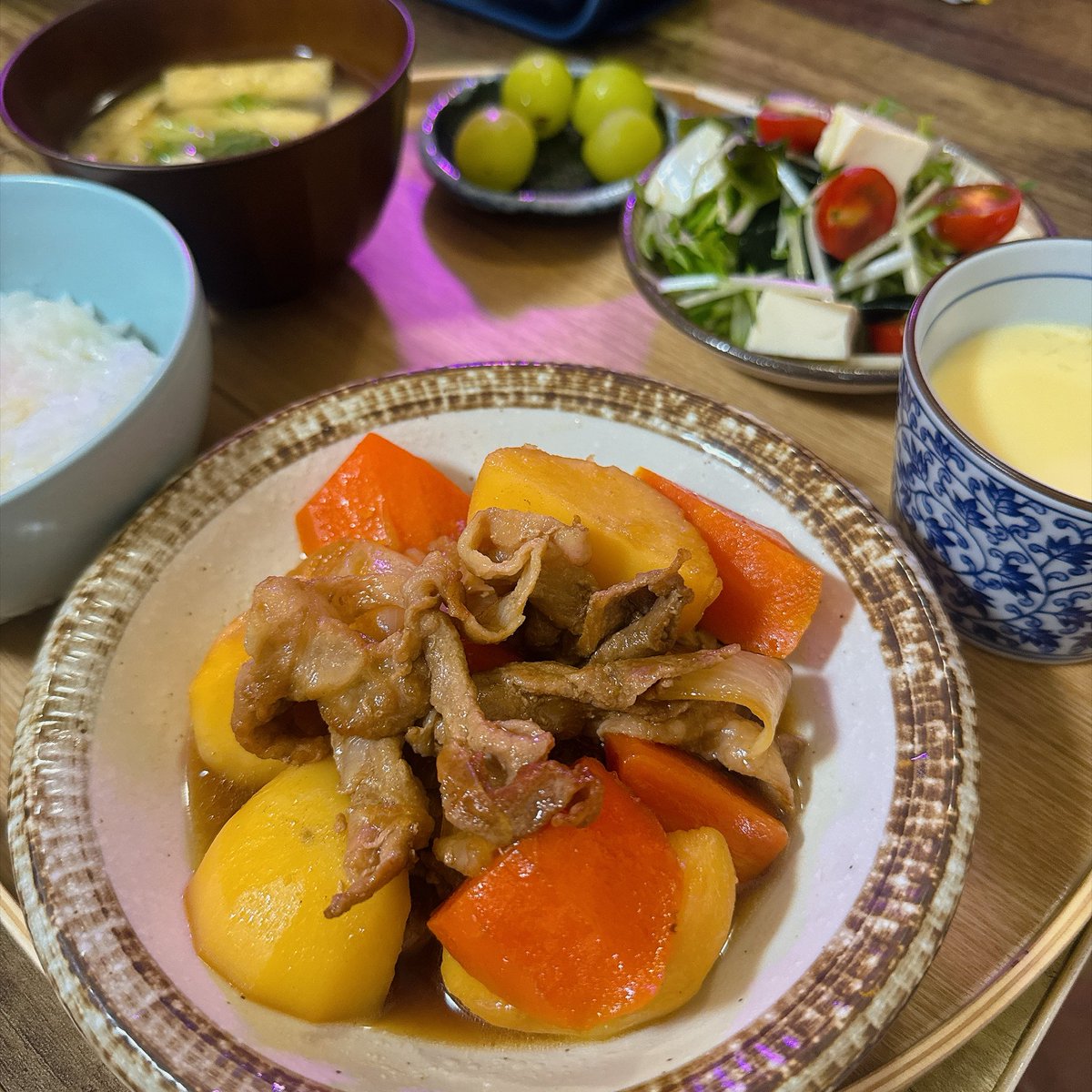 yumeka_log's tweet photo. 今日の節約晩ごはん𓌉𓇋 

☑︎ 肉じゃが
☑︎ 具なし茶碗蒸し
☑︎ お豆腐とわかめのサラダ
☑︎ お味噌汁
☑︎ シャインマスカット

朝野菜切ってから仕事行ったから帰ってきて楽だった~肉じゃがおいしかった☺︎ https://t.co/gczK6R8FAW