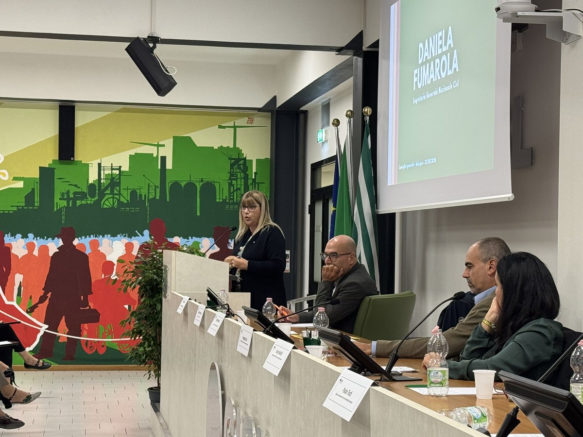 CislNazionale's tweet photo. #DanielaFumarola al CG della Cisl Area Metropolitana bolognese: «Per i giovani noi proponiamo una “start-tax”,  ovvero la possibilità di alleggerire attraverso il fisco i primi stipendi. La casa va considerata una condizione dello sviluppo, non un suo risultato: oggi è la condizione essenziale per crearlo. E serve una gestione responsabile dell'immigrazione. 
Vi chiedo, in ogni situazione nella quale vi troverete, di dire che la Cisl è contraria alla “remigrazione”. Lo dobbiamo dire con forza, perché sono messaggi che parlano alla pancia delle persone e hanno già prodotto tragedie in altri contesti, in particolare in Europa. Noi vogliamo che questo non accada nel nostro Paese».

#Cisl #Giovani #Casa #Immigrazione
@cislareametrobo