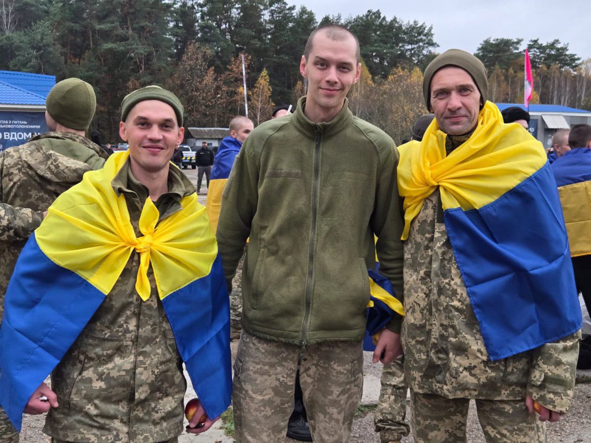 CforCD's tweet photo. 🇺🇦 270 Ukrainians have returned home from Russian captivity!

Most had been held in captivity since 2022. Among them are defenders of Mariupol and Ukrainian service members who fought in the Donetsk, Luhansk, Kharkiv, Zaporizhzhia, Kherson, Kyiv, Mykolaiv, and Chernihiv regions. https://t.co/vPTW4VqB2J