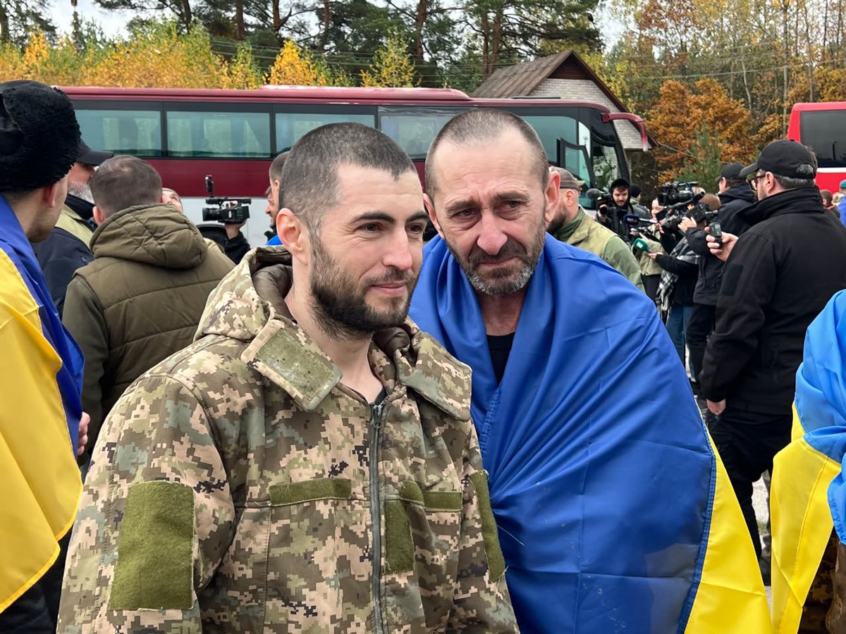 CforCD's tweet photo. 🇺🇦 270 Ukrainians have returned home from Russian captivity!

Most had been held in captivity since 2022. Among them are defenders of Mariupol and Ukrainian service members who fought in the Donetsk, Luhansk, Kharkiv, Zaporizhzhia, Kherson, Kyiv, Mykolaiv, and Chernihiv regions. https://t.co/vPTW4VqB2J