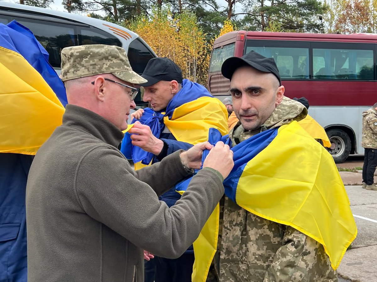 CforCD's tweet photo. 🇺🇦 270 Ukrainians have returned home from Russian captivity!

Most had been held in captivity since 2022. Among them are defenders of Mariupol and Ukrainian service members who fought in the Donetsk, Luhansk, Kharkiv, Zaporizhzhia, Kherson, Kyiv, Mykolaiv, and Chernihiv regions. https://t.co/vPTW4VqB2J