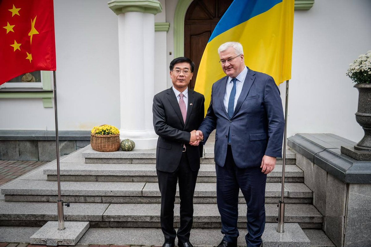 DD_Geopolitics's tweet photo. 🇨🇳🇺🇦 Kiev flies China's flag upside down at meeting with Chinese ambassador

Ukraine's Foreign Ministry hung the Chinese flag upside down during a meeting between Foreign Minister Andrii Sybiha and Chinese Ambassador Ma Shengkun on October 21 at the minister's residence.

On the red flag behind the ambassador, the stars sit in the bottom right corner instead of the top left.

The photo was first posted on the ministry's channels, then quietly deleted almost everywhere.

The ministry's press office then cropped the Chinese flag out and republished the photo with only the Ukrainian flag. The Chinese embassy in Ukraine also later posted a version without the Chinese flag.