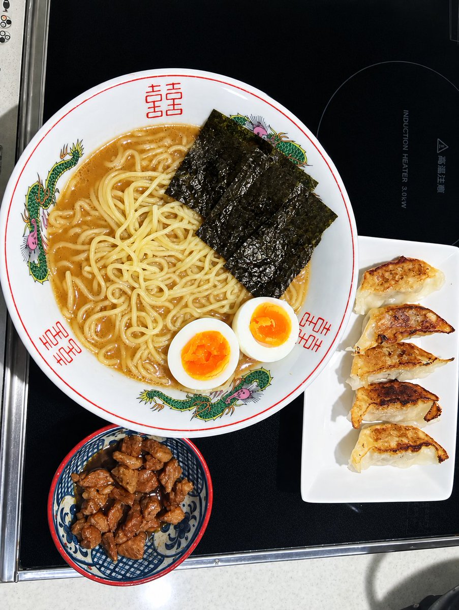 cyaman2525's tweet photo. ちょっと手を抜いて２０分くらいしか煮込んだら、明らか煮込み足りなかった即席チャーシューもどき君に
ほうれん草入れ忘れた即席らーめんを作ってみた🍜

らーめん＆餃子セットみたいでお店気分を一人で味わってる(´～｀)ﾓｸﾞﾓｸﾞ https://t.co/YUiQSyP7yk