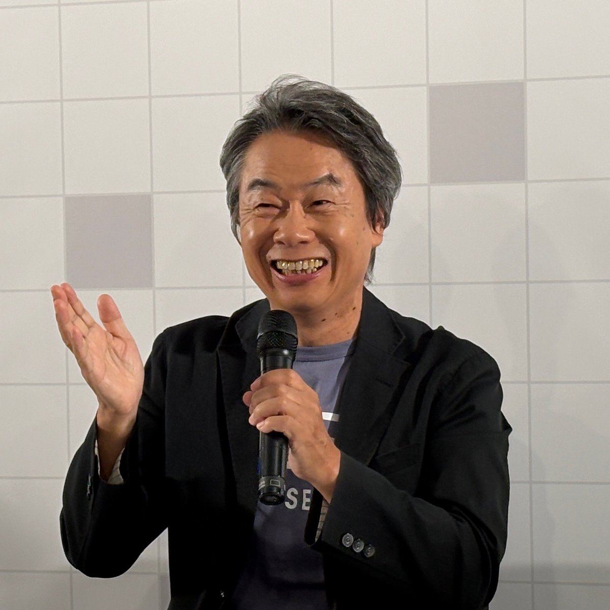 astrogo360's tweet photo. 🚨 INTERVIEW - Shigeru Miyamoto s'est exprimé au sujet de l'IA générative ‼️

Dans une interviewx, Miyamoto s'est exprimé sur l'IA générative et est convaincu que l'humain aura toujours un rôle à jouer ⬇️

« Si l'on regarde les conceptions passées, certaines ont été créées par simple copier-coller. Or, ce type de travail résiste rarement à l'épreuve du temps ; il manque l'intention de conception propre à l'individu. Puisque le processus repose sur cette intention, l'ordinateur servant d'assistant, je crois que même si la technologie continue d'évoluer, et même si l'IA finissait par tout gérer, nous aurons toujours un rôle à jouer. »