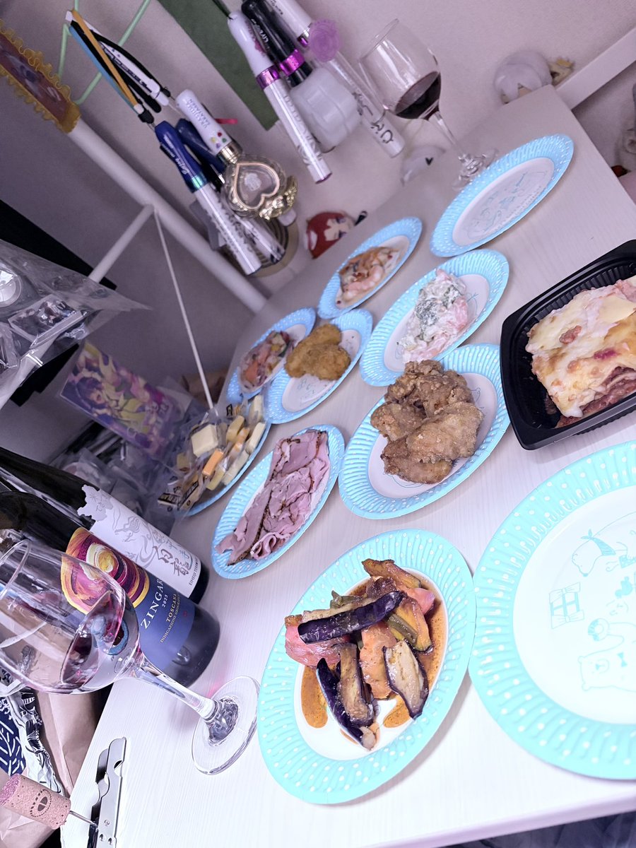 kaki_10ko's tweet photo. ウチの部屋グッズで溢れかえってて綺麗ではないけど友達の誕生日会〜( ¨̮ ) https://t.co/xZbt227DtM