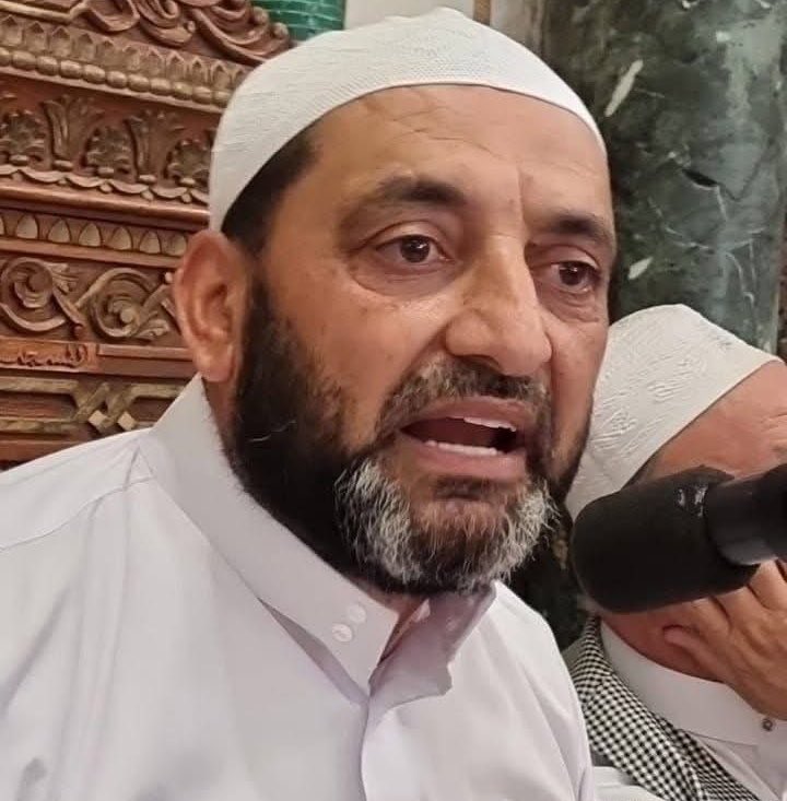 QudsNen's tweet photo. Israeli occupation forces release Al-Aqsa Mosque preacher Sheikh Khaled Abu Jumaa after detaining him in Al-Aqsa courtyards, moments after he delivered today's Friday sermon.
He was freed on condition that he stays away from Al-Aqsa for one week, a ban that can be renewed. https://t.co/DlPLRiCU8r