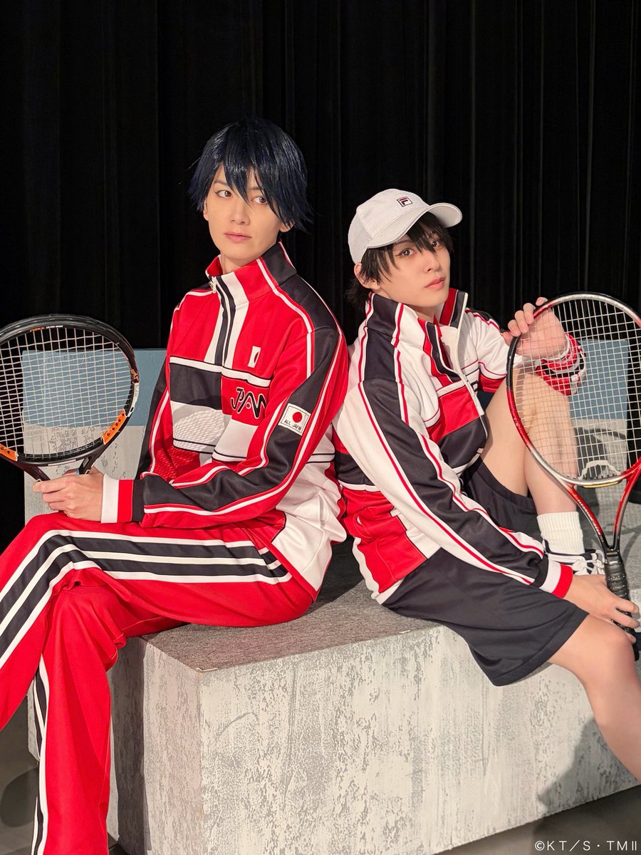 TennimuNews's tweet photo. 【 #新テニミュ 】20公演目🎾
本日もご来場いただいた皆様、ありがとうございました！リョーマくんと徳川くんをお届け📸また本日はデューク渡邊役 大久保圭介くんが来てくれました✨
明日10/24は12:30/17:30の2回公演です！大阪公演もあっという間に残り2日となりました。皆様のご来場お待ちしております。