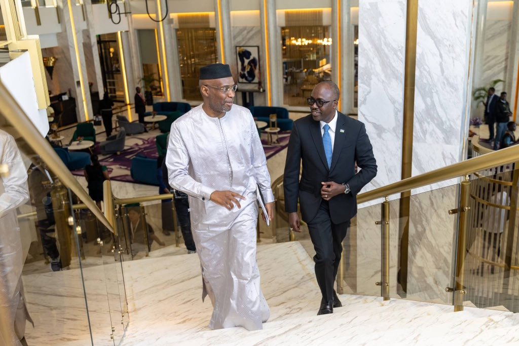 MoussaMaraMali's tweet photo. Séance de haut niveau au Trust Summit de Nairobi

J’ai été accueilli par le ministre des Affaires étrangères du Kenya avant de coanimer la séance inaugurale aux côtés du Premier ministre du Kenya et de Mme la Vice-Présidente de la Commission de l’Union africaine.

À la tête de la délégation du Club de Madrid, j’ai ensuite eu une séance de travail avec le ministre des Affaires étrangères afin d’examiner ensemble les perspectives de collaboration entre le Club de Madrid et le Kenya.