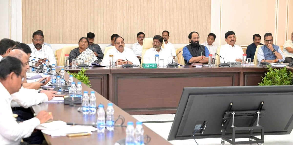 Congress4TS's tweet photo. Cabinet Sub-Committee Meeting on Drought and El Niño Preparedness Chaired by Deputy CM Bhatti Vikramarka Mallu

డాక్టర్ బీ.ఆర్. అంబేద్కర్ రాష్ట్ర సచివాలయంలో ఉప ముఖ్యమంత్రి భట్టి విక్రమార్క మల్లు గారి అధ్యక్షతన రాష్ట్రంలో నెలకొన్న కరువు, ఎల్-నినో పరిస్థితులను ఎదుర్కొనేందుకు తీసుకోవాల్సిన చర్యలపై క్యాబినెట్ సబ్‌-కమిటీ సమావేశం.

రాష్ట్రంలోని వివిధ ప్రాంతాల్లో కరువు ప్రభావం, నీటి లభ్యత, రైతులకు అందించాల్సిన ఉపశమనం, భవిష్యత్తులో చేపట్టాల్సిన కార్యాచరణపై సమావేశంలో చర్చ.

ఈ సమావేశంలో మంత్రులు ఉత్తమ్ కుమార్ రెడ్డి గారు, పొంగులేటి శ్రీనివాస్ రెడ్డి గారు, ధనసరి సీతక్క గారు , తుమ్మల నాగేశ్వరరావు గారు, వాకిటి శ్రీహరి గారు, ప్రభుత్వ ప్రధాన కార్యదర్శి (CS) సంజయ్ జాజు మరియు సంబంధిత శాఖల ఉన్నతాధికారులు పాల్గొన్నారు.