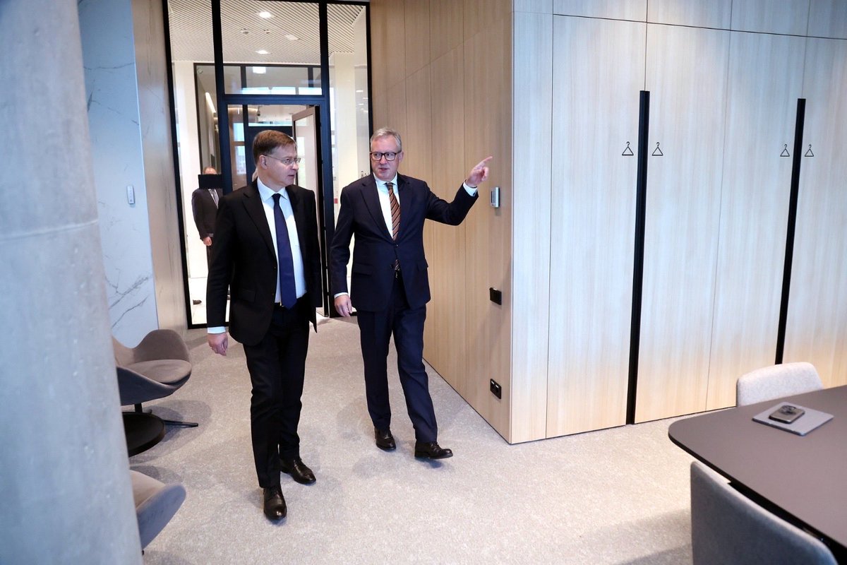 VDombrovskis's tweet photo. Vērtīga saruna ar @FinanceLatvia valdi un padomi par birokrātijas mazināšanu Eiropas un nacionālajā līmenī, kā arī par finanšu sektora konkurētspējas veicināšanu.

Pārrunājām arī digitālā eiro ieviešanu 2029.gadā. 

 #digitālaiseiro #digitaleuro https://t.co/Olqf2sEfFO