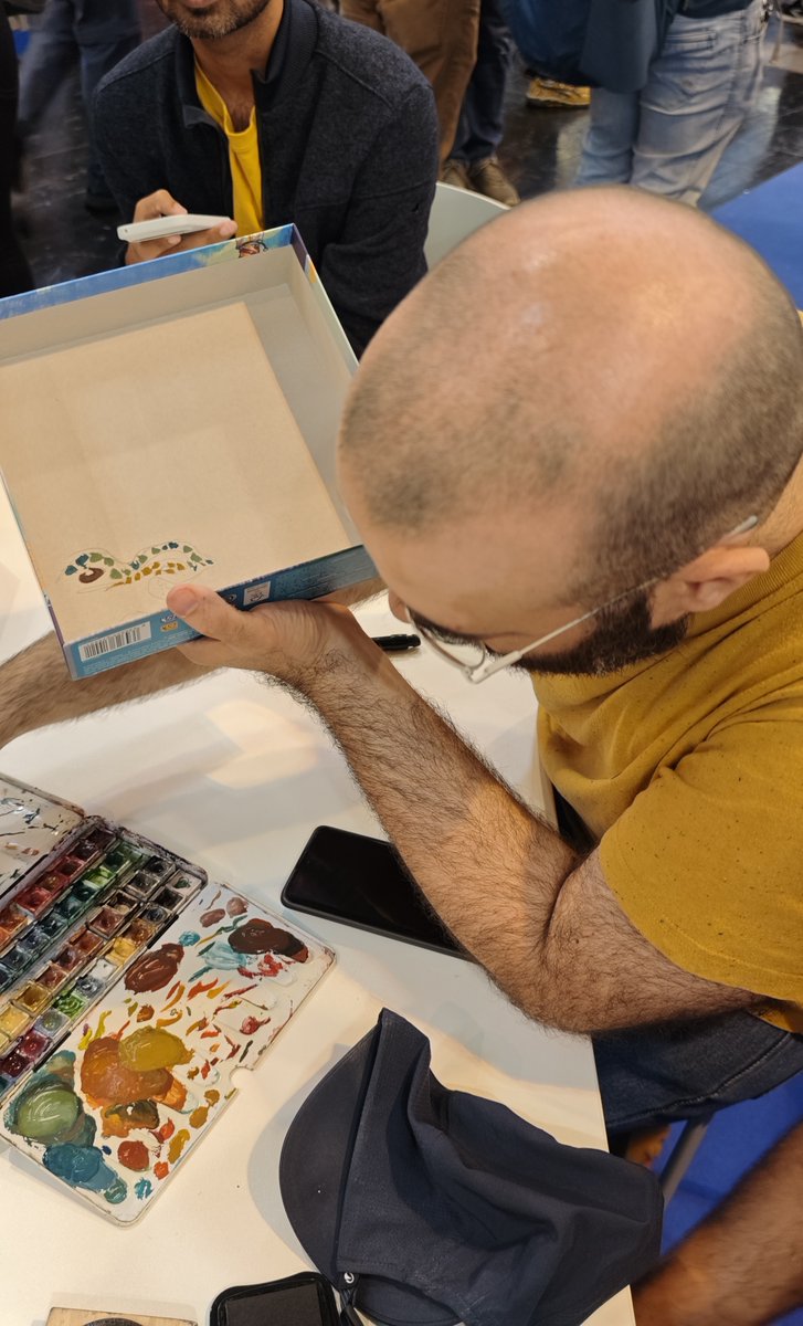DevirCat's tweet photo. Us deixem un fragment del que van ser les firmes al nostre estand🖊️

Vam comptar amb presències meravelloses com Simone Luciani i Alessandro Cuneo, Shei i Isra @llama_dice , Benja Amorín @BenjaAmorin  i Edu Valls @EduVallsVivas . Una passada! 😍 https://t.co/IAZLW6aj6G