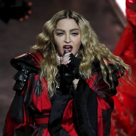 centralreality's tweet photo. Madonna pede votos para o Presidente Lula:

“Pela democracia. Pelos povos indígenas. Pela Amazônia. Pela educação e ciência. Pela cultura. Pela liberdade de sermos quem somos. Por um Brasil sem fome, com dignidade para todos. Pela vida e pelo nosso futuro. VOTE LULA. VOTE 13. ⭐” https://t.co/IFUmZSWzxh