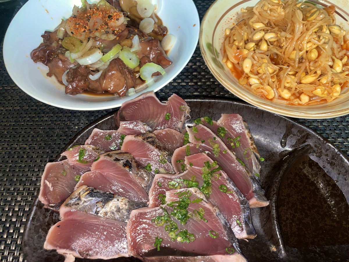 shien_ku's tweet photo. カツオと、もやしキムチ、レバー煮たヤツ https://t.co/cUv5coSsiz