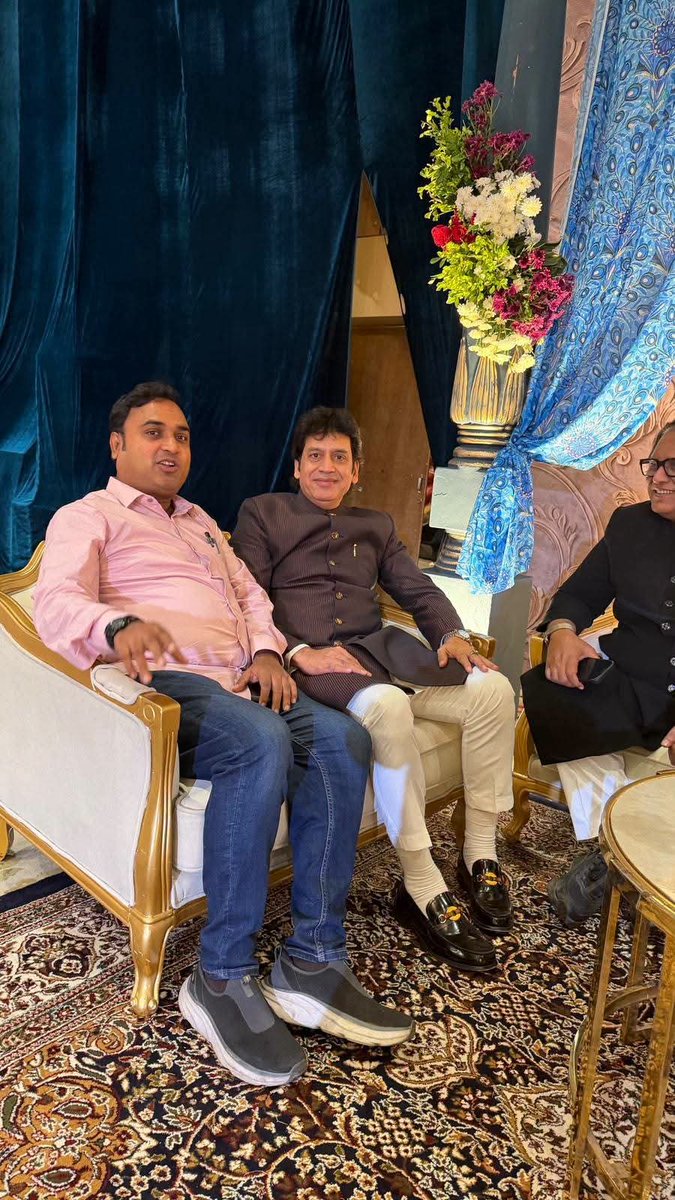mohdbasilazmi's tweet photo. अलहम्दुलिल्लाह हतिम भाई के साहबजादी के शादी में शिरकत करने का मौका मिला जहां अपने भाइयों से मुलाकात हुई मैं जब भी हैदराबाद जाता हूं मुझे अपना दूसरा घर महसूस होता है। वो मोहब्बत शफकत जो यहां मिलती है उसका मैं हमेशा कर्जदार रहूंगा।
#AIMIM राष्ट्रीय प्रवक्ता @AadilHasanAdv1
#Admin https://t.co/mYcQbydzai