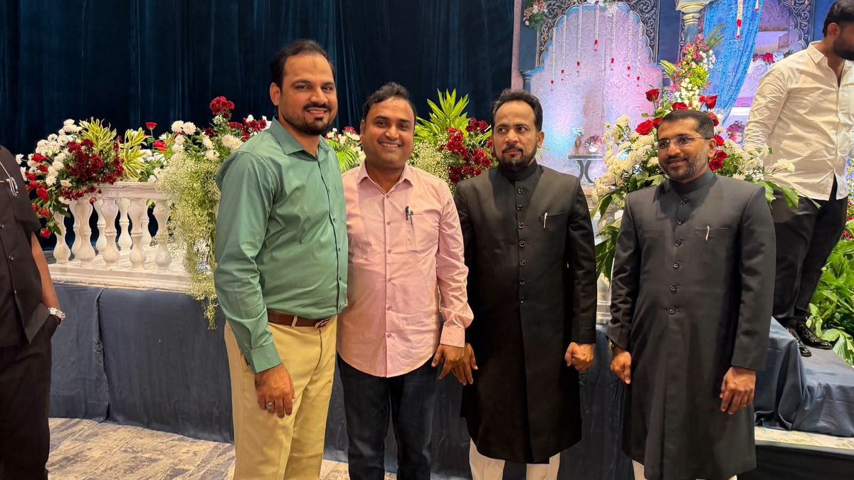 mohdbasilazmi's tweet photo. अलहम्दुलिल्लाह हतिम भाई के साहबजादी के शादी में शिरकत करने का मौका मिला जहां अपने भाइयों से मुलाकात हुई मैं जब भी हैदराबाद जाता हूं मुझे अपना दूसरा घर महसूस होता है। वो मोहब्बत शफकत जो यहां मिलती है उसका मैं हमेशा कर्जदार रहूंगा।
#AIMIM राष्ट्रीय प्रवक्ता @AadilHasanAdv1
#Admin https://t.co/mYcQbydzai