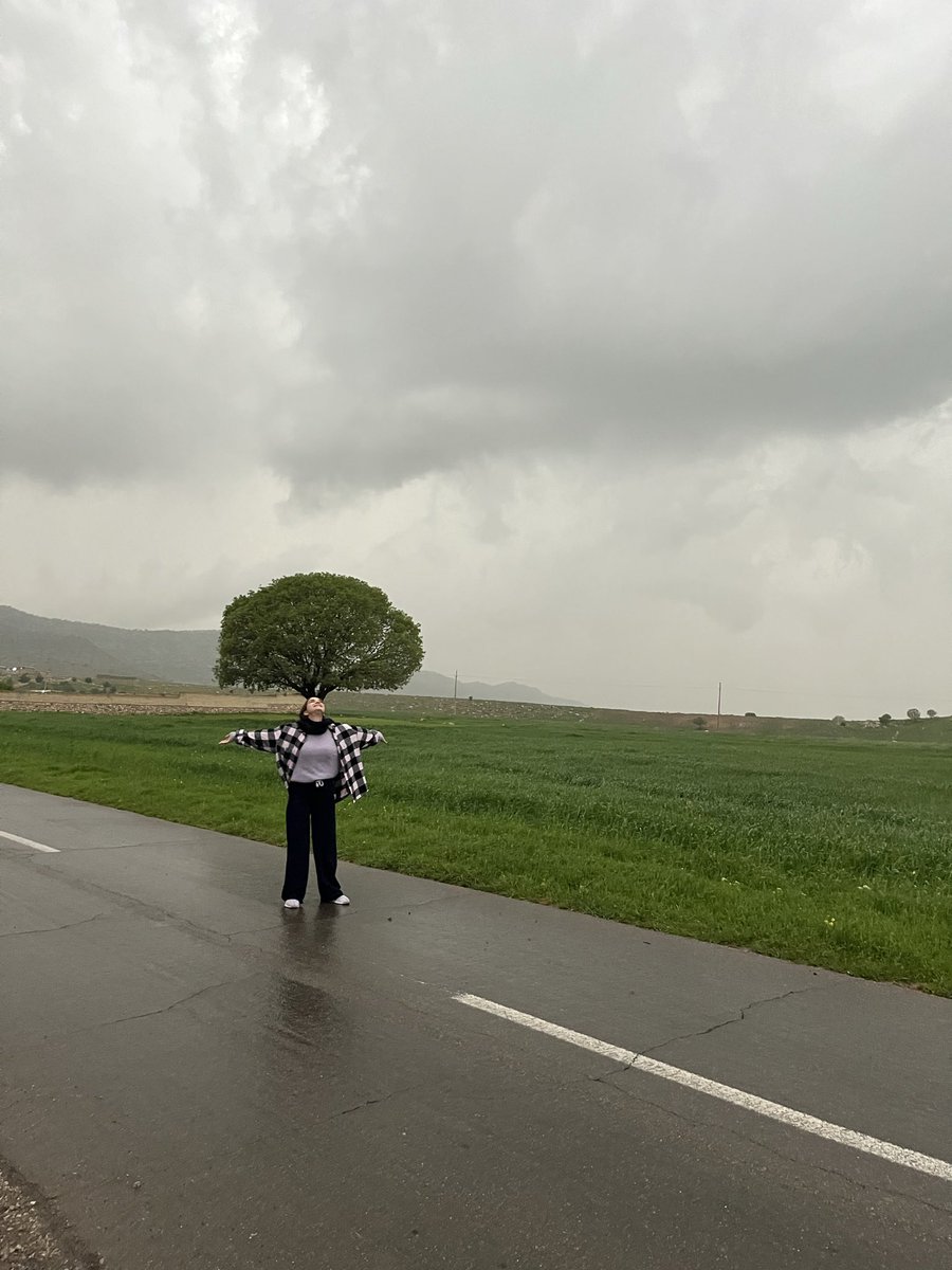 liiiliiitt's tweet photo. دستمو باز کرده بودم آسمونو بغل کنم، تو عکس دیدم تبدیل به درخت شدم. https://t.co/YdrZfjRMsq