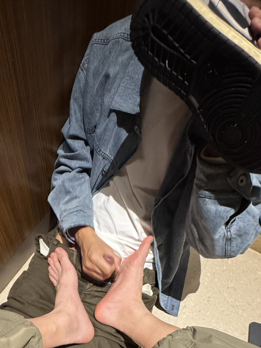 BAIYU109's tweet photo. 糟糕…
每一根脚趾都被嗦了，唔～ https://t.co/pR11Rx51LI