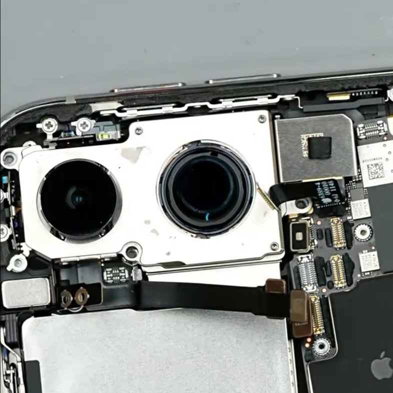 TechHome100's tweet photo. iPhone Duo teardown 
The front camera module (Cover) is extremely thin and its opening is comparatively larger than those of other Foldables. https://t.co/iq2EuBRVYC