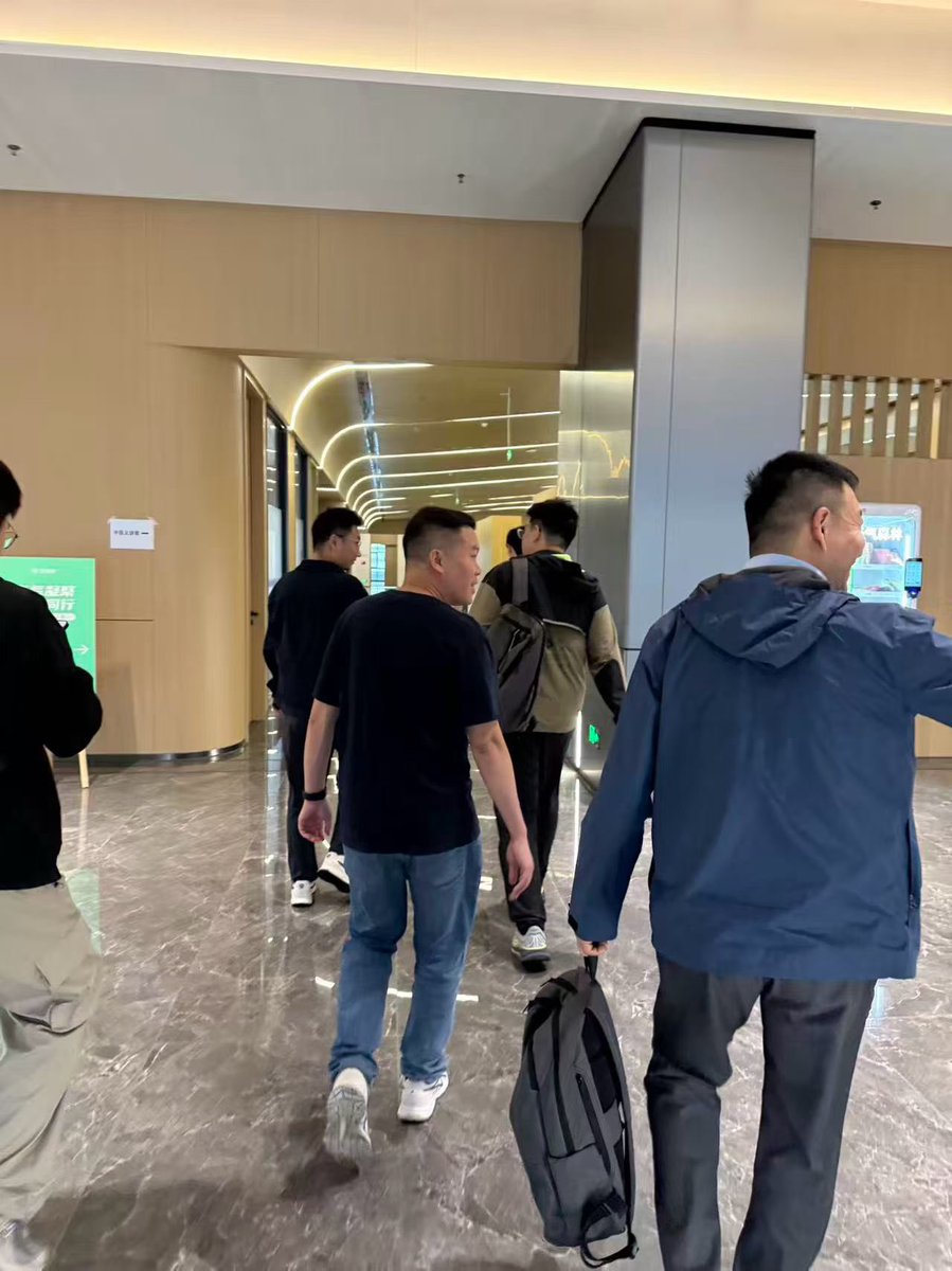 miles_mazy's tweet photo. 今天站在吉利近 500 人面前，

讲的不是 AI，不是教他们怎么成为FDE，

是把我们真实交付的近20个FDE 案例，展示给他们，并一起交流探讨

很多人还在讨论 AI 能做什么，��部车企已经在想：怎么用 FDE 重构业务和增长

认知决定起点，落地能力决定终局
 感谢吉利的信任

从个人，到团队，再到服务头部企业
 舞台越来越大，事也越来越有意思

继续向上，下一站见