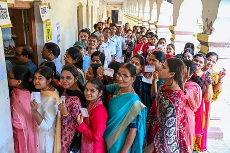 NewsDeshbandhu's tweet photo. यूपी विधान परिषद चुनाव: दोपहर 2 बजे तक 40.87 फीसदी से अधिक मतदान दर्ज, सपा ने लगाए फर्जी वोटिंग और धांधली के गंभीर आरोप

https://t.co/ZjT7WFzOjm

#DeshbandhuNews
#national #upmlcelection #votingpercentage https://t.co/ZslAvp36sg