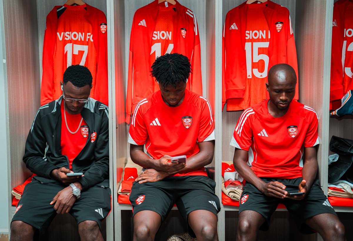 Vision__FC's tweet photo. In the locker room 🖤❤️😍 https://t.co/UzqJvV6O4z