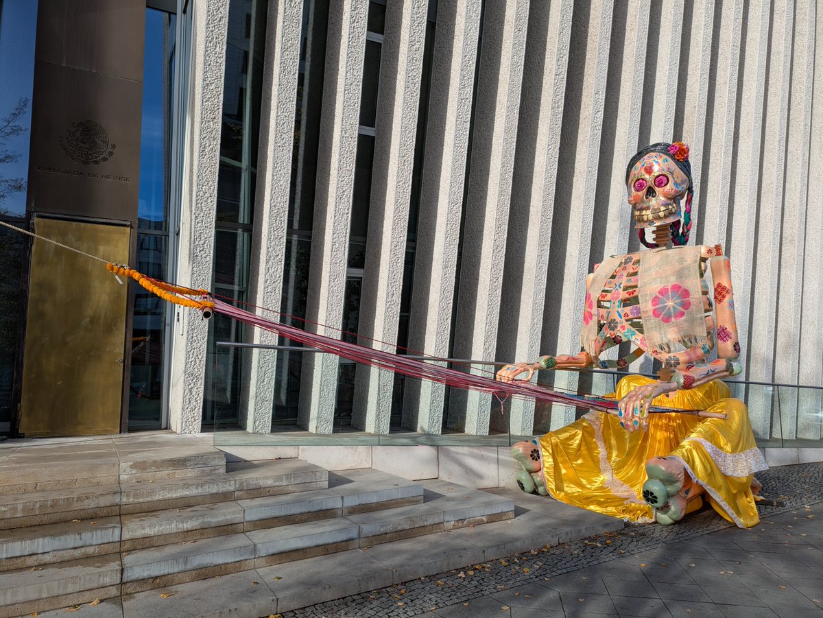 EmbaMexAle's tweet photo. Visita la catrina monumental frente a la Embajada a todas horas del día. Gracias @AtlixcoAyto por traer una parte tan especial de nuestra cultura a Alemania. https://t.co/aeByrbPhOt
