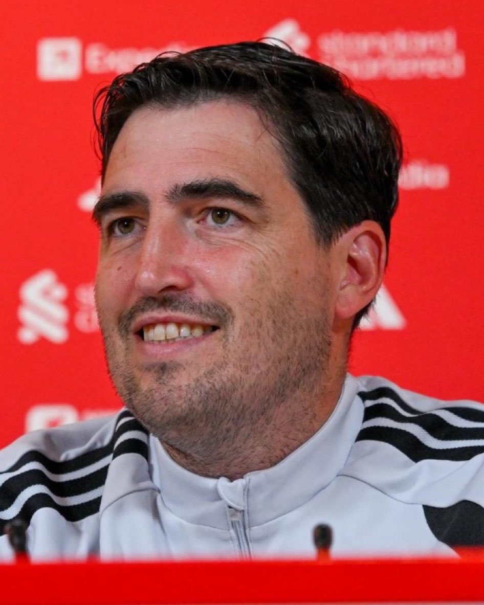 LFCTransferRoom's tweet photo. 💬 𝗤𝗨𝗢𝗧𝗘𝗦 - Andoni Iraola on Brighton:

“They are doing incredibly well and deserve all the praise they are getting. Well coached, very good in every phase, one of the best teams with good quality. We have to be at our very best. I see my team in a good place.”

“Probably not too different a game v Villarreal, they control the phases, good technically, so we will see this. Maybe not a 0-0 where nothing happens, both teams will try to control the game.”